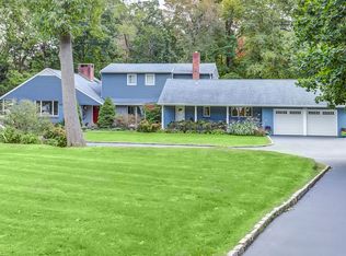 10 Mariners Ct, Centerport, NY 11721