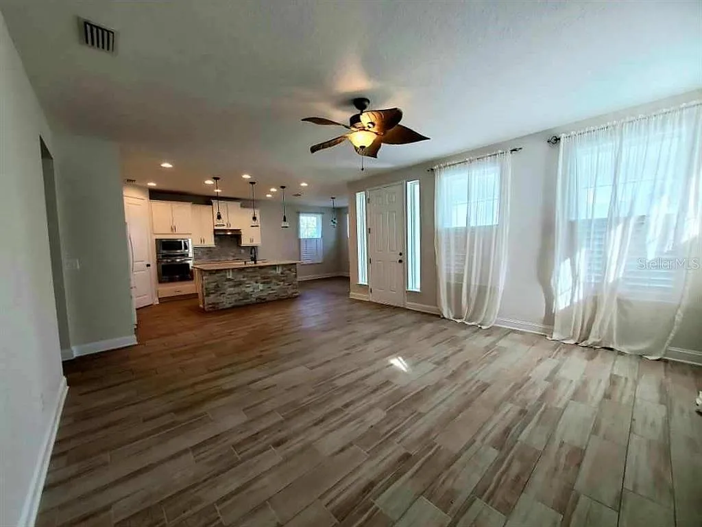 3 bed, 3.0 bath, 2341 sqft, $3,000 — Photo 3
