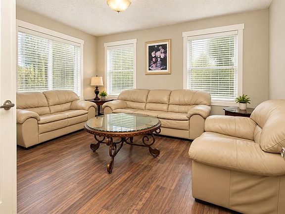 4th image of 203 E Hillcrest Blvd