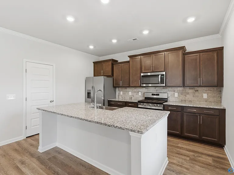 212 Paladin St — Photo 2