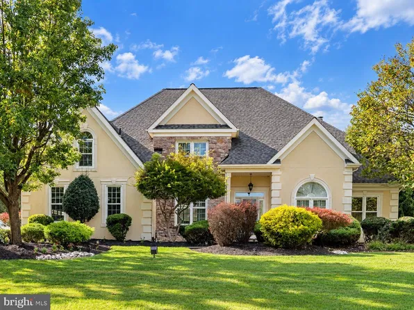 102 Whisper Wood Ct, Newtown, PA 18940