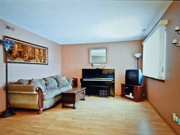 3rd image of 1733 Howe Ln