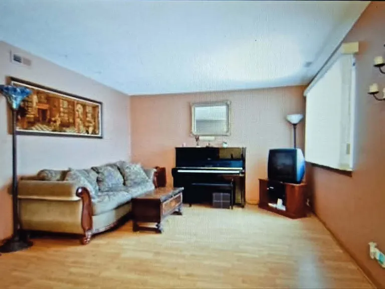 1733 Howe Ln — Photo 3