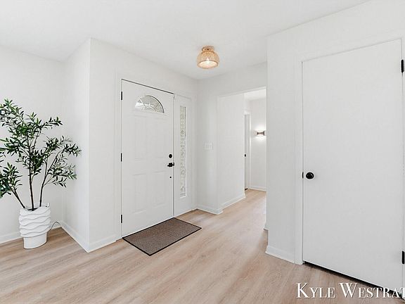 3rd image of 1575 Ridge Ave