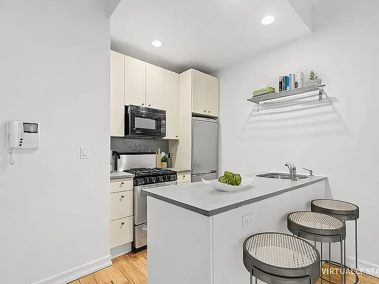 237 E 88th St #301 — Photo 3