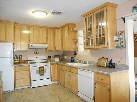 3rd image of 1308 Redwood Dr