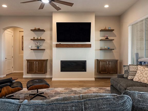 Living area with gas fireplace, turn on with a switch!