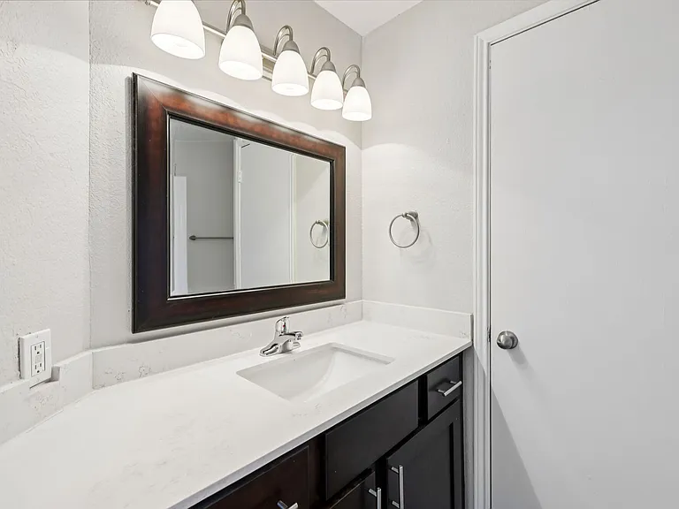 Oaks White Rock — Photo 38