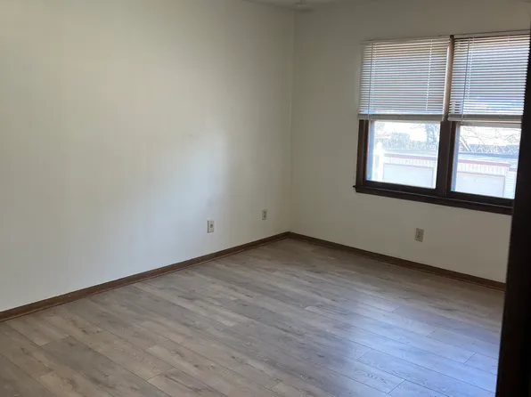 7815 Douglas Ave, Urbandale, IA