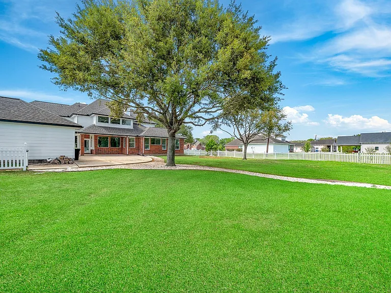 7211 Savannah Glen Ln — Photo 18