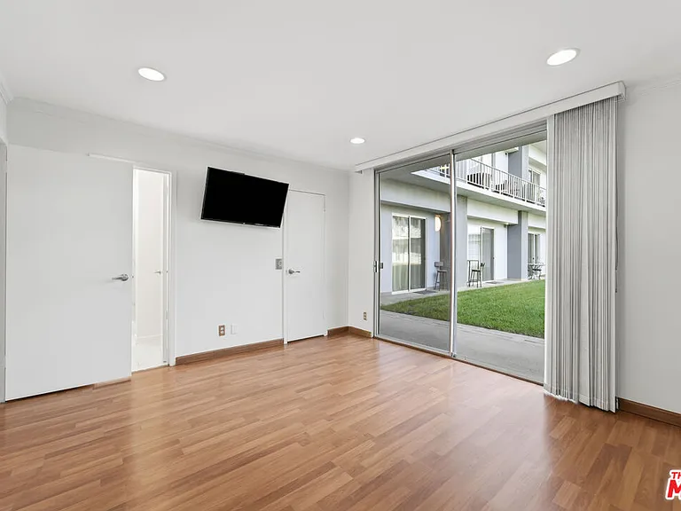 100 S Doheny Dr #213 — Photo 23