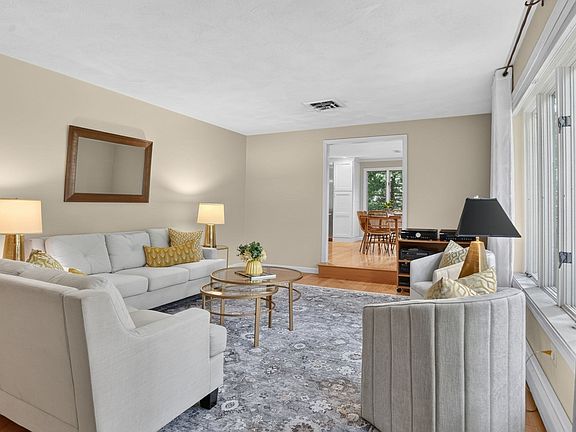 3rd image of 27 Algonquin Ave