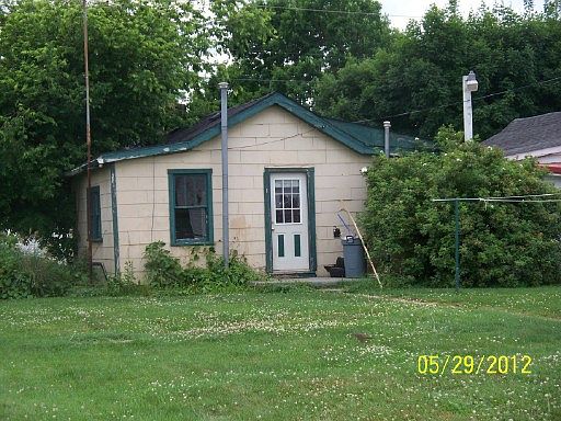 3rd image of 114 Douglas Ave