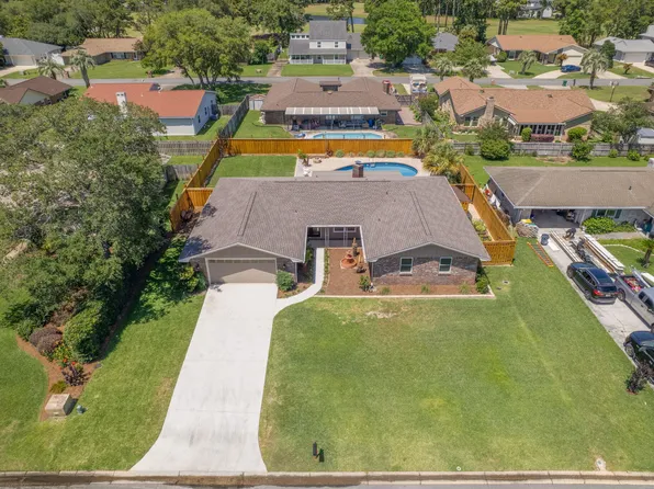 18 Pebble Beach Dr, Shalimar, FL 32579