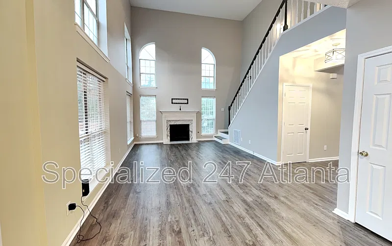 3 bed, 2.5 bath, 2580 sqft, $2,400 — Photo 3
