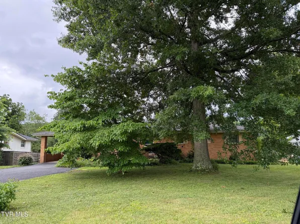 2211 N Greenwood Dr, Johnson City, TN 37604