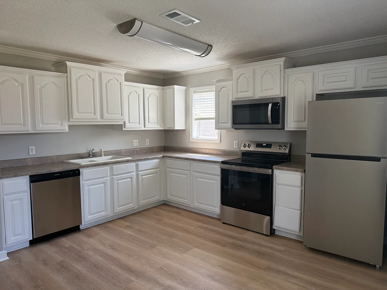 3 bed, 1446 sqft, $1,450 — Photo 2