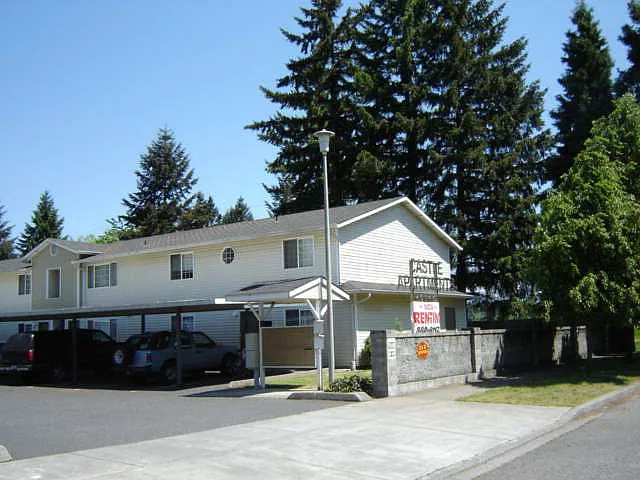 Castle Apartments — Photo 2