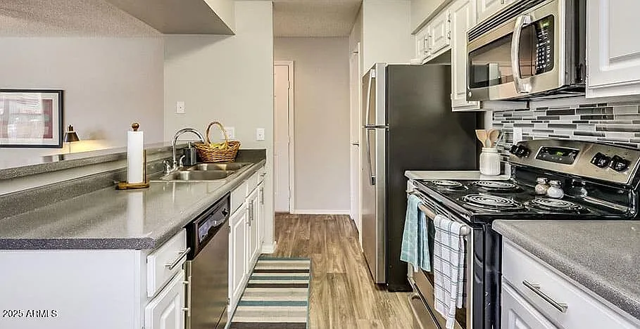 1 bed, 1.0 bath, 680 sqft, $1,177 — Photo 2