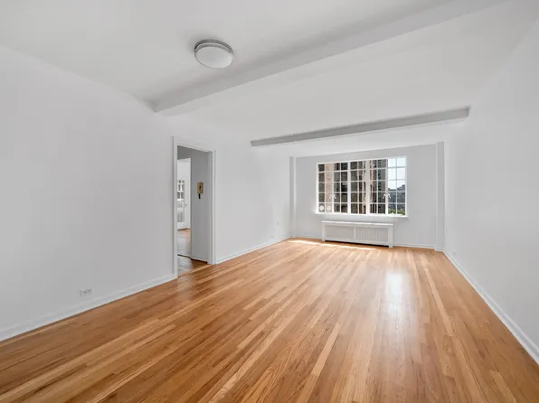 324 East 41st Street 904C image 2 of 12