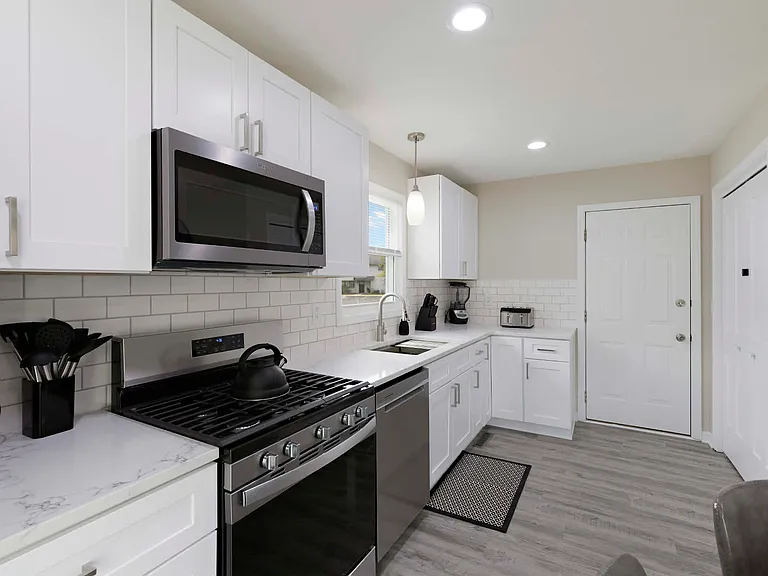 1219 W 6th St — Photo 22