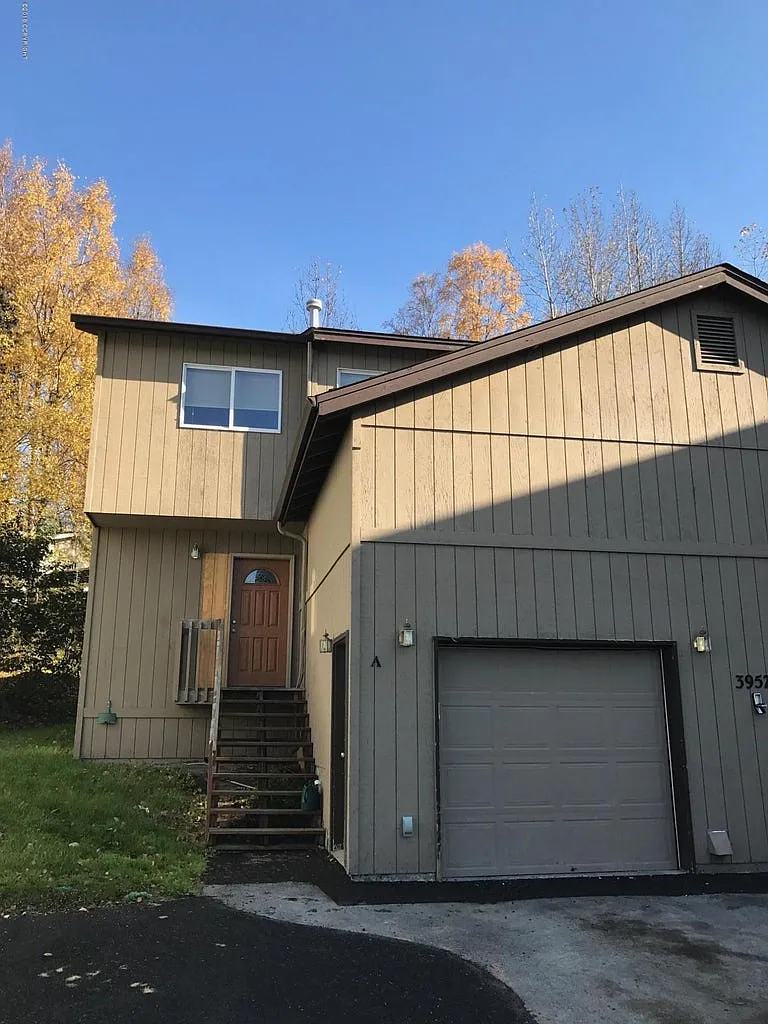 3 bed, 1.5 bath, 1425 sqft, $2,395 — Photo 2