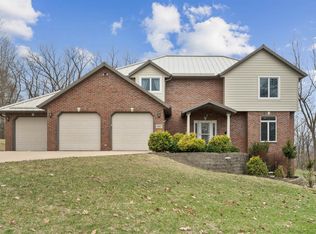 10837 Golden Oaks Ct, Dubuque, IA 52003