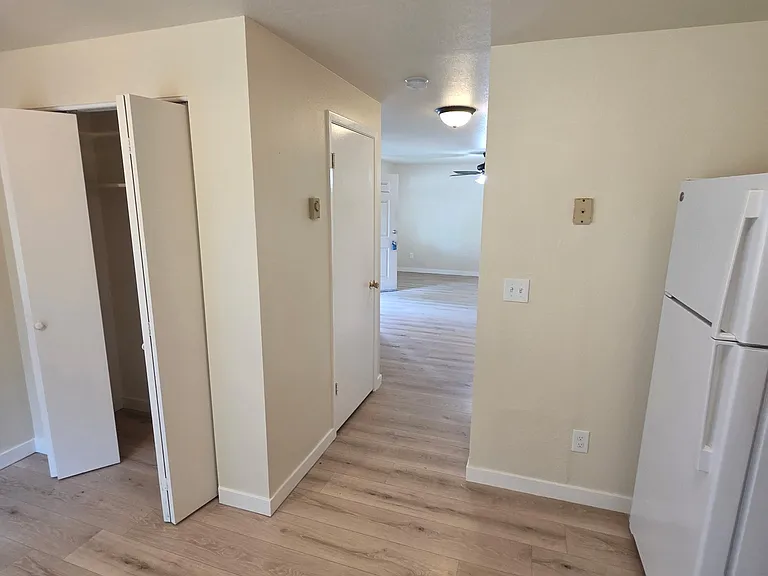 873 N Mercer St — Photo 5