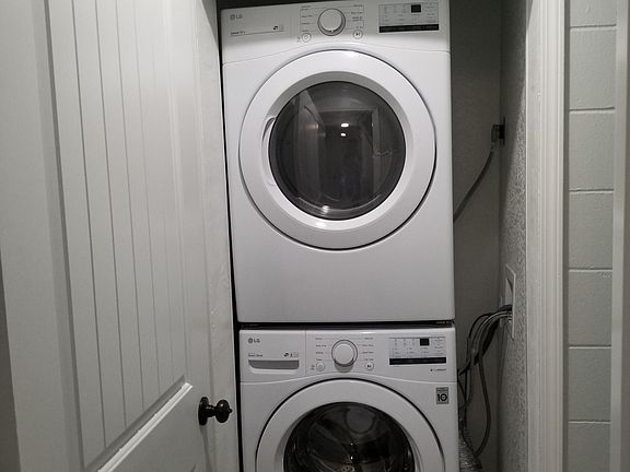 5th image of 905 W 12th St