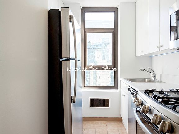 5th image of 245 E 44th St APT 32B