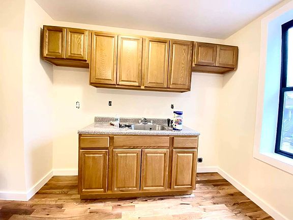 3rd image of 1124 Stratford Ave #2C