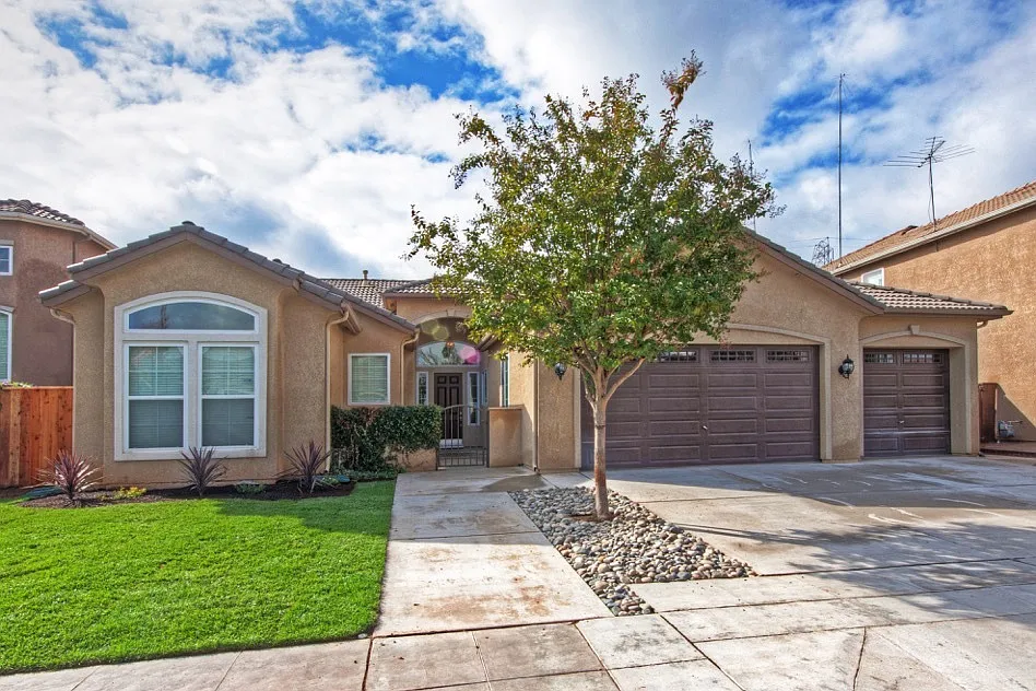 6241 W Menlo Ave photo 1