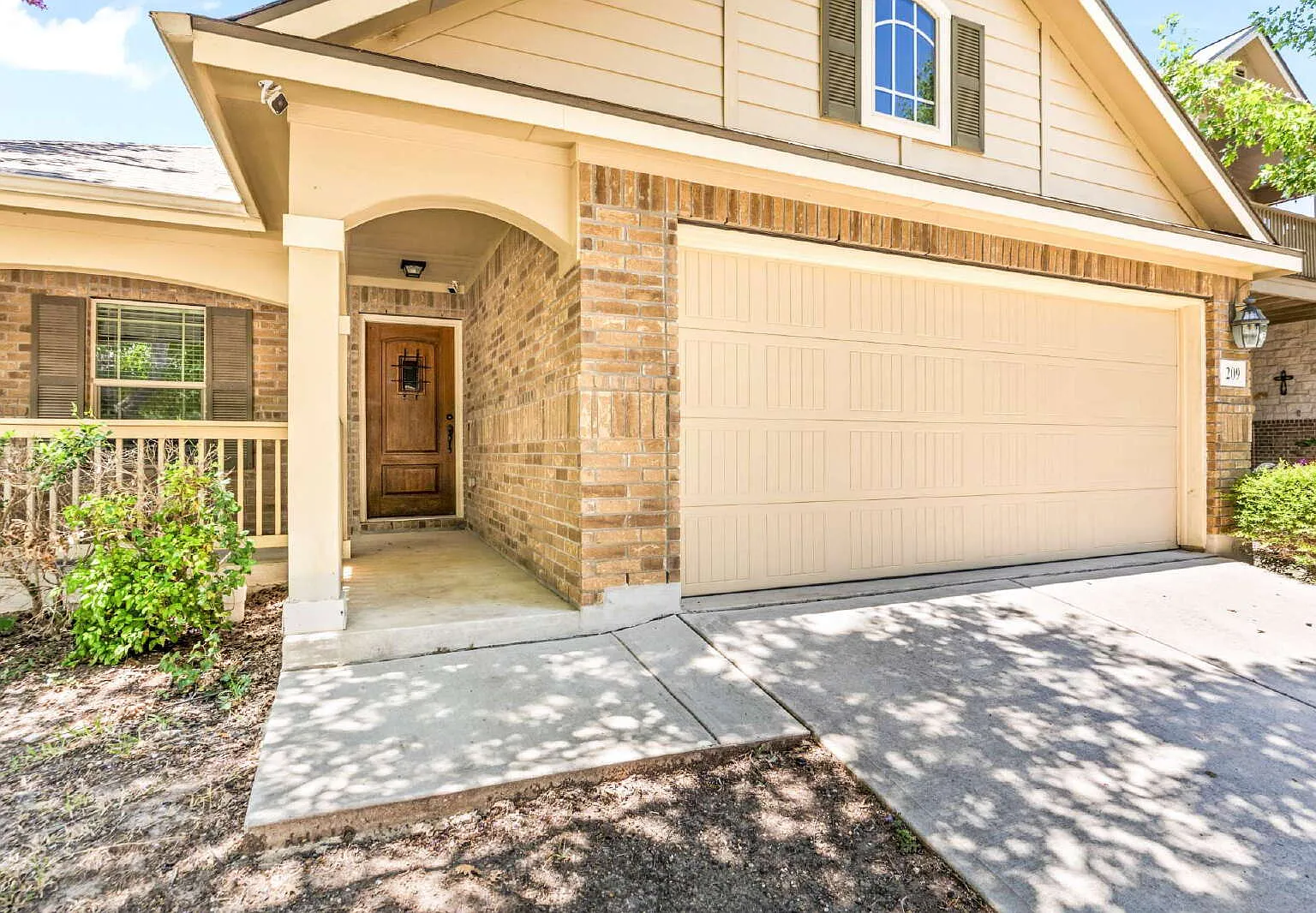 3 bed, 2.0 bath, 1565 sqft, $2,000 — Photo 2