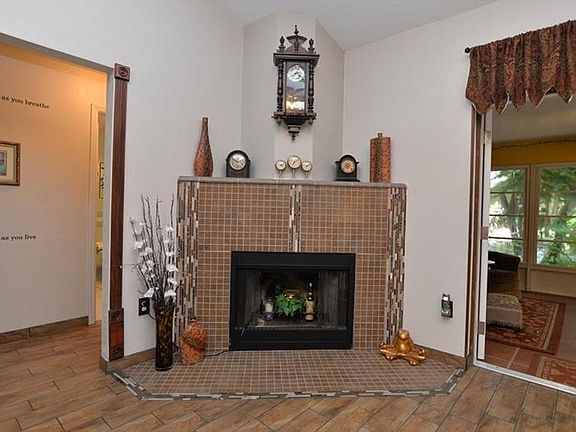 5th image of 317 Sun Oaks Ct