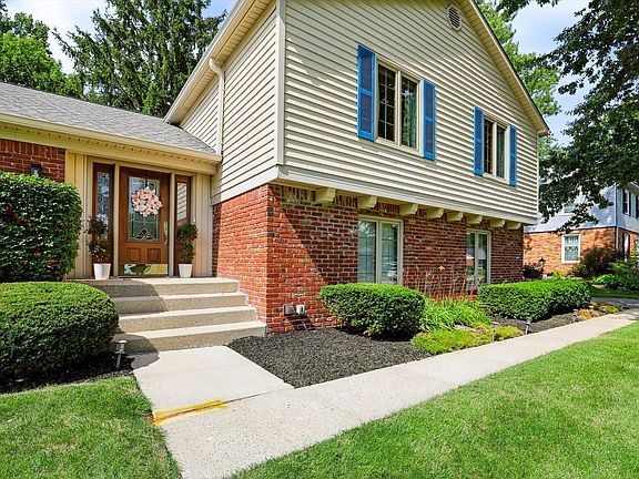 3rd image of 7242 Hampstead Ln