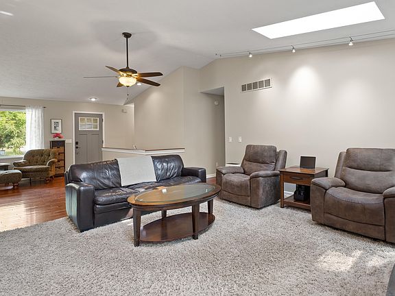 5th image of 10633 Stirrup Dr SE