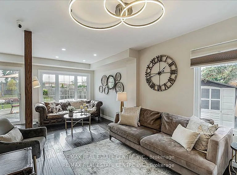 2046 Glenada Cres — Photo 13