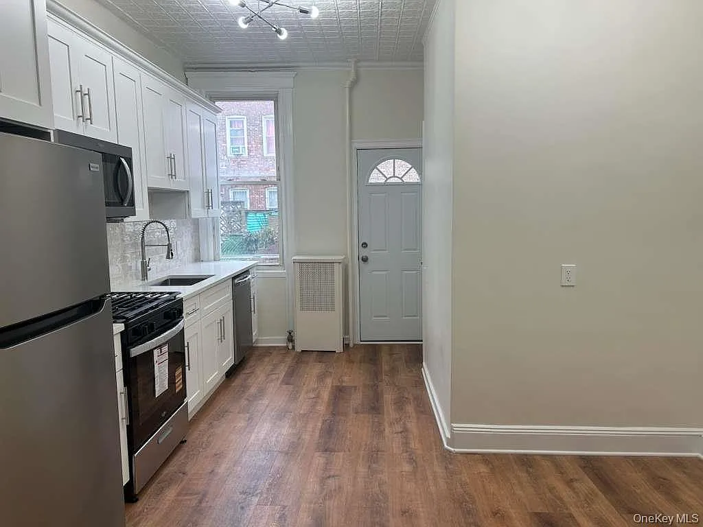 3 bed, 1.0 bath, 1000 sqft, $3,300 — Photo 4