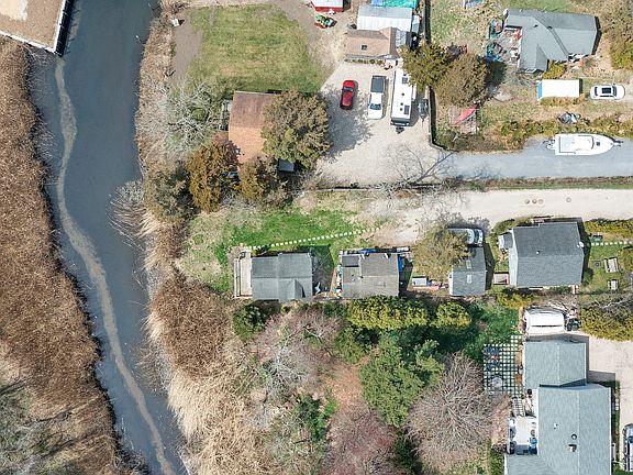 3rd image of 17 Shore Rd