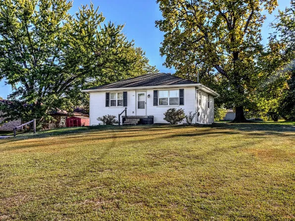 916 S 8th St, Boonville, IN 47601