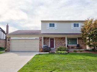 18022 Red Oaks Dr, Macomb, MI