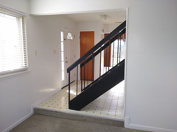 4th image of 929 Birch Rd