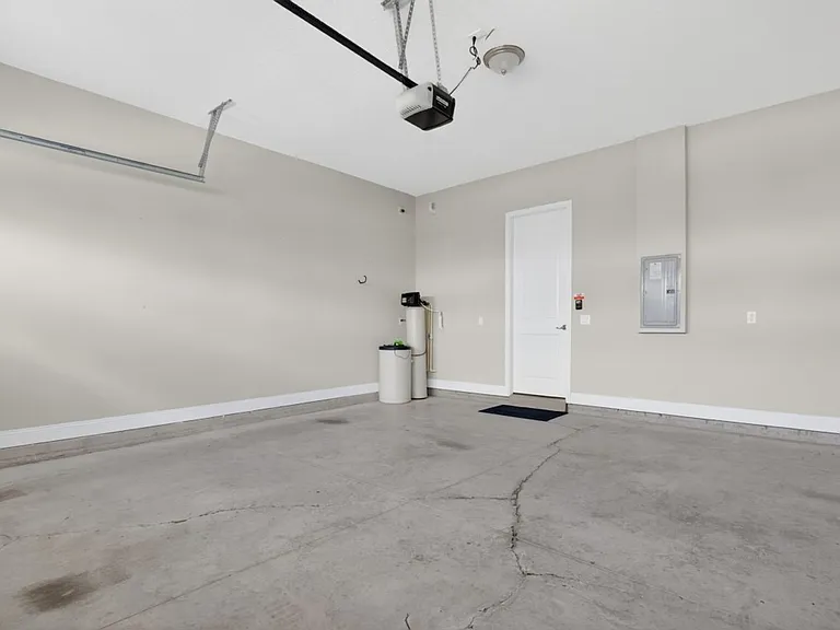 527 Marquesa Cir — Photo 35