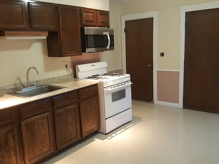 25 Clinton St #B — Photo 3