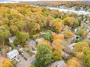 52 Oakdale Rd, Centerport, NY 11721