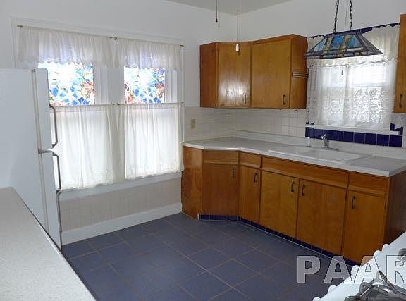 5th image of 1218 E Hines Ave