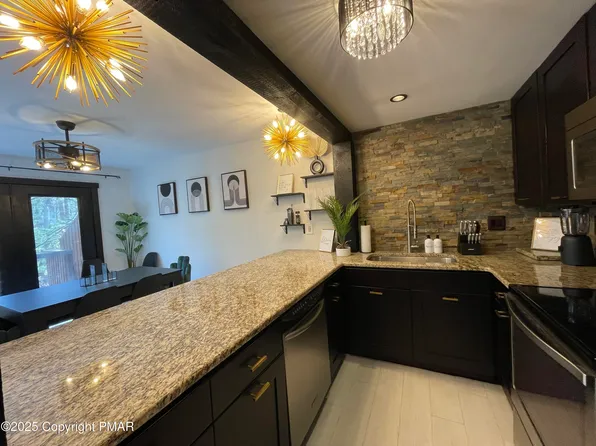 73 Red Fox Ct, Lake Harmony, PA 18624