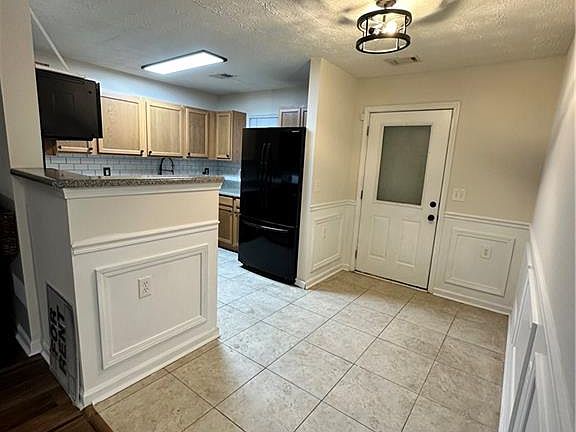 3rd image of 1011 Estes Dr SW #B2