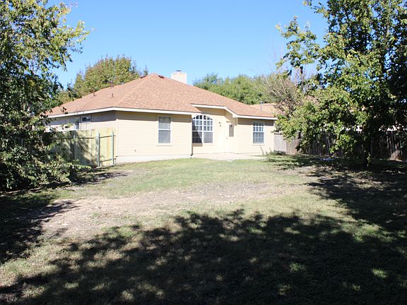5th image of 1806 Holly Springs Dr