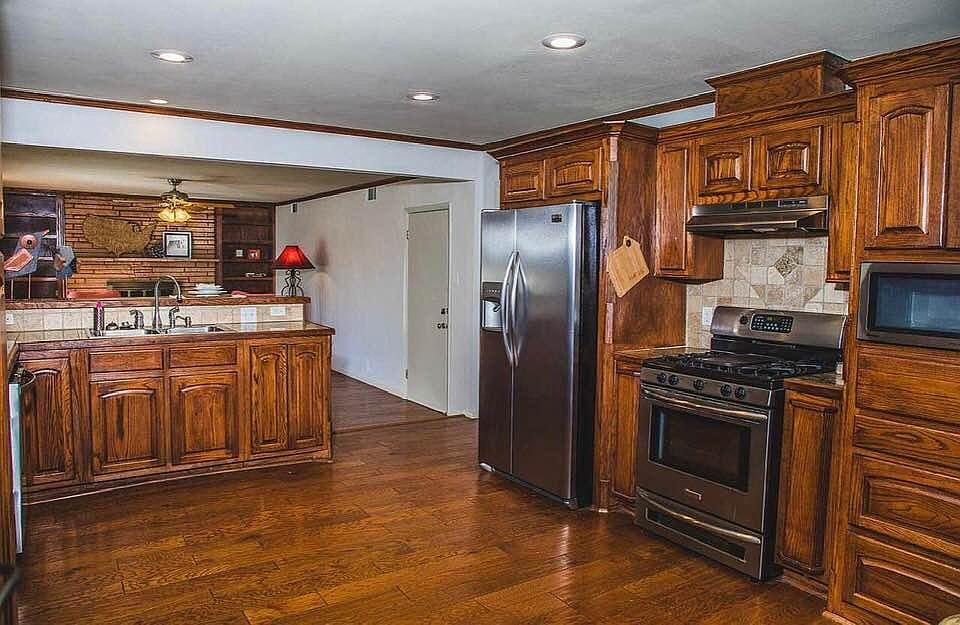 1st image of 703 Sherwood Dr